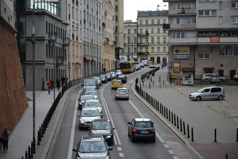 Jazda komunikacją miejską nie obniża naszego prestiżu, a co najwyżej poziom stresu wynikający z korków.