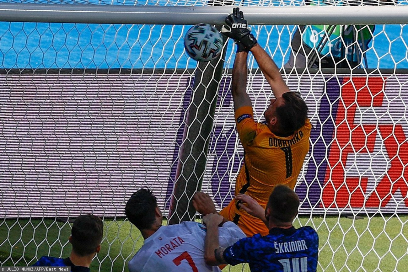 Bramkarz Słowacji Martin Dubravka miał ogromnego pecha podczas interwencji.