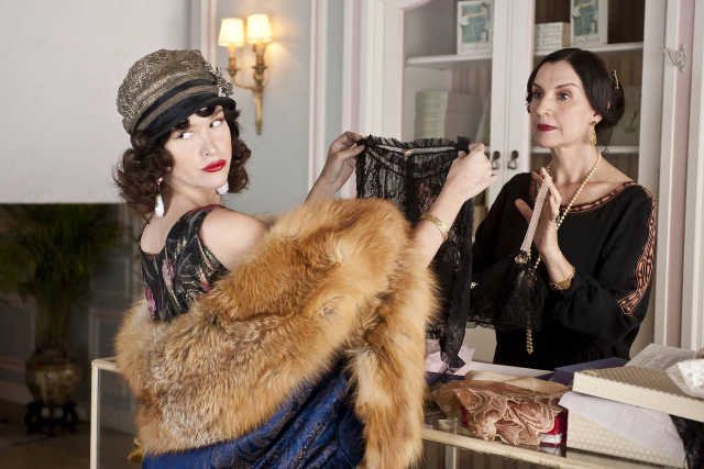 Odważne stroje kobiece, przezroczyste halki, kusząca koronkowa bielizna z lat 20. nadal inspirują projektantów.