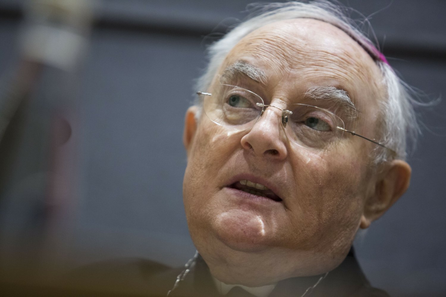 Arcybiskup Hoser trafił do szpitala. Jego stan jest poważny.