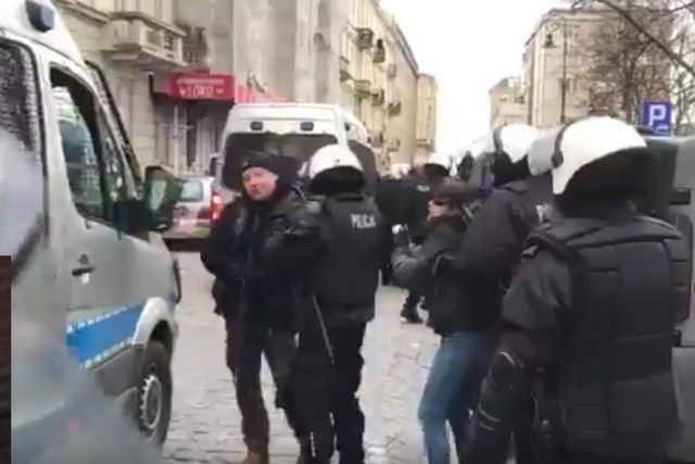 Wersja policyjna brzmi: okrzyk to "siadaj, Kulson", a nie "siadaj k***o".