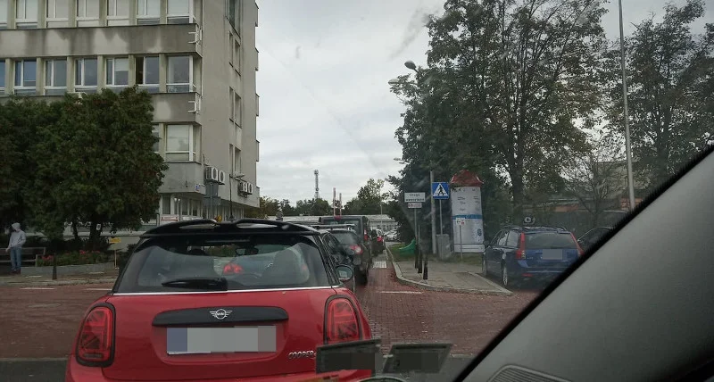 Kolejka samochodów do mobilnego punktu pobierania wymazów. Pojazdy stojące przed 9.00 w tym miejscu już nie zostały obsłużone.