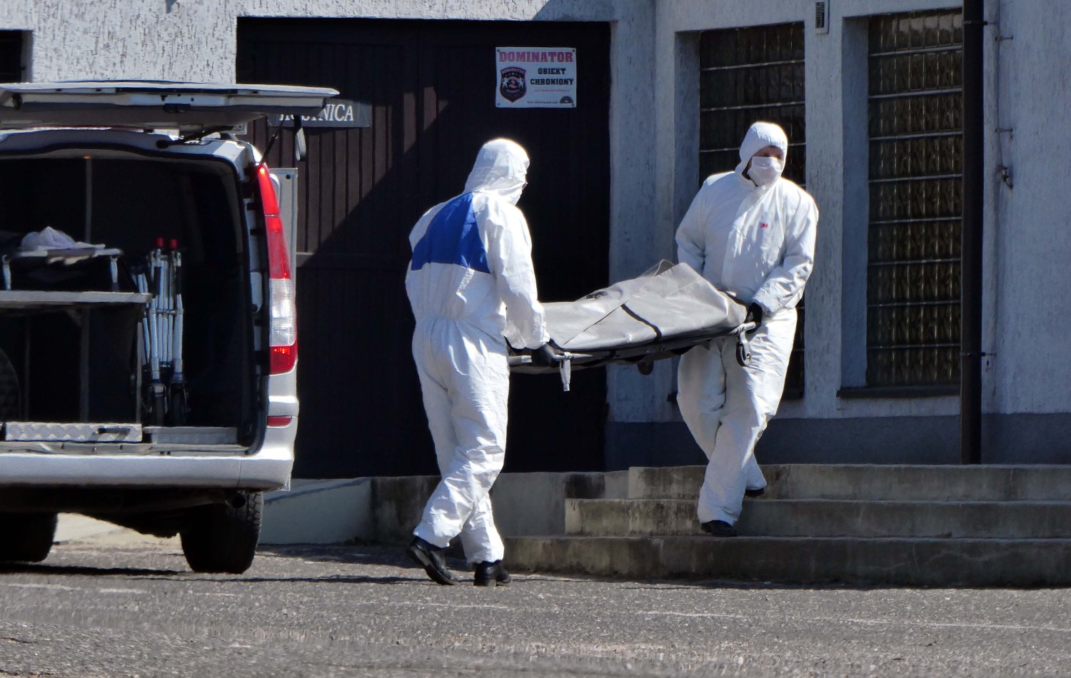 Sytuacja epidemiologiczna związana z koronawirusem w Polsce jest już tak poważna, że coraz częściej zaczyna brakować miejsc w chłodniach przechowujących zwłoki zmarłych na COVID. Koronawirus w Polsce: W chłodniach brakuje miejsc na zwłoki osób z covid-19