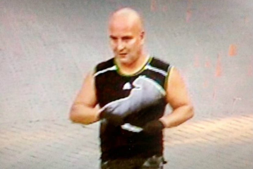 Mężczyzna napadł we Wrocławiu na 59-latkę. Za zidentyfikowanie go czeka nagroda w wysokości 6 tys. zł.