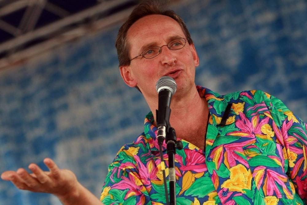 Wojciech Cejrowski, podróżnik, najbardziej znany człowiek w Polsce chodzący na bosaka. Nawet jego program w TVP nazywał się "Boso przez świat", a ten w TVN Style "Wojciech Cejrowski. Boso".