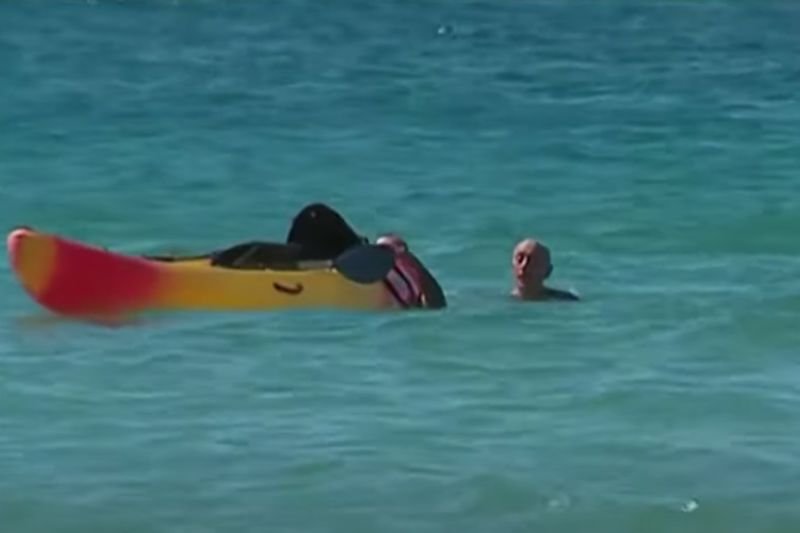 Prezydent Portugalii pomógł kobietom, którym wywrócił się kajak.