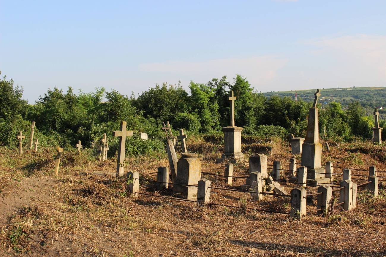 Wolontariusze z Wrocławia ratują zabytkowy polski cmentarz w Jampolu na granicy Ukrainy z Mołdawią
