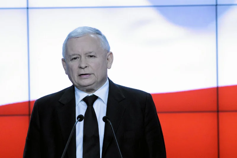 W szeregach Prawa i Sprawiedliwości coraz częściej mówi się o dłuższym wycofaniu się Jarosława Kaczyńskiego na rzecz Beaty Szydło, która miałaby być twarzą kampanii parlamentarnej.