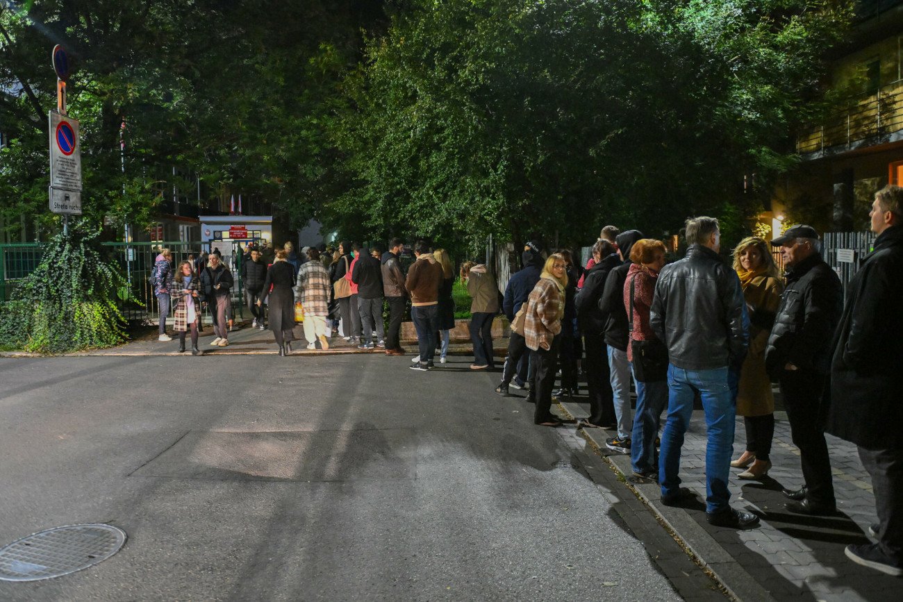 Głosowanie do wczesnych godzin porannych. Kolejki do lokali wyborczych