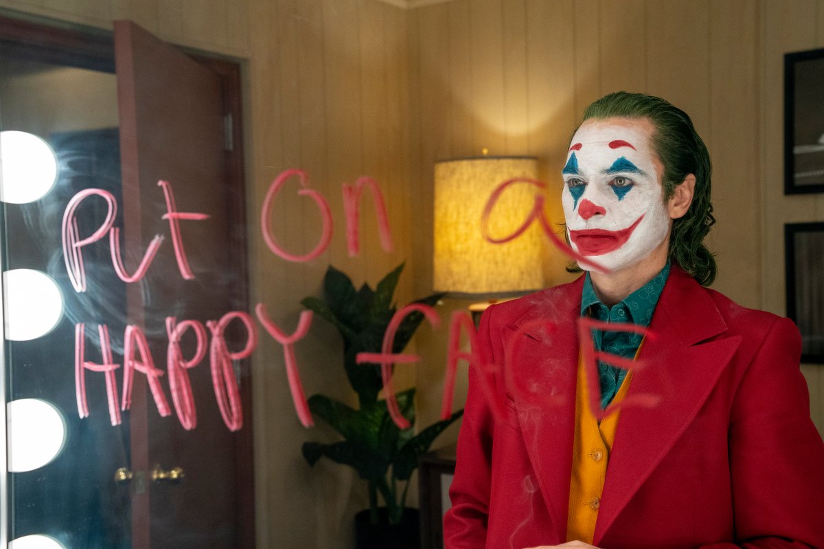 Joaquin Phoenix jako Joker po raz kolejny udowodnia, że jest jednym z najlepszych współczesnych aktorów. Zasługuje na każdą nagrodę i wyróżnienie