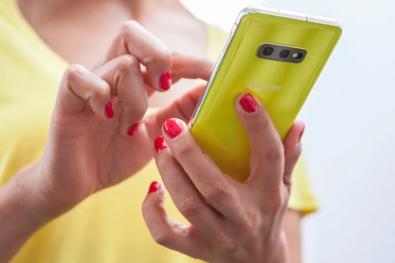Jako najmniejszy członek rodziny Galaxy S10 smartfon z literką będzie idealnym wyborem dla tych, którzy przywiązani są do poręcznych telefonów. Jego kompaktowe wymiary i smukła sylwetka sprawiają, że kapitalnie leży w nawet najdrobniejszej dłoni
