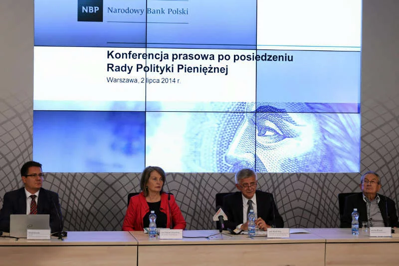 W Polsce o wysokości podstawowych stóp procentowych decyduje Rada Polityki Pieniężnej, czyli prezes NBP + dziewięciu członków powoływanych na 6-letnią kadencję