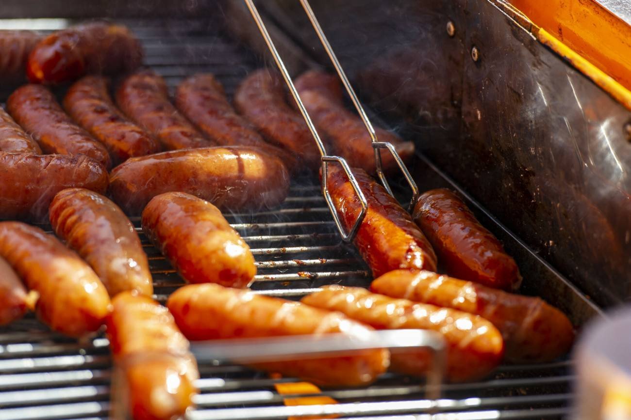 kiełbaski na grillu