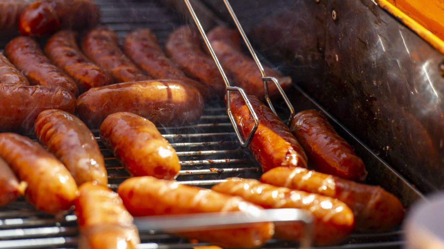 kiełbaski na grillu