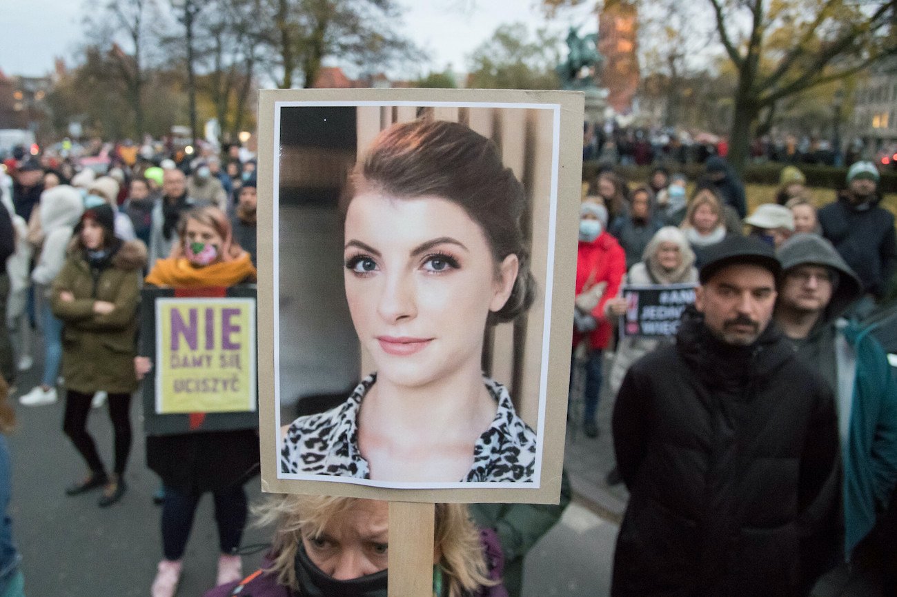 Sondaż "Wprost" ws. aborcji. Polacy chcą, by kobiety odzyskały prawo do przerwania niechcianej ciąży.