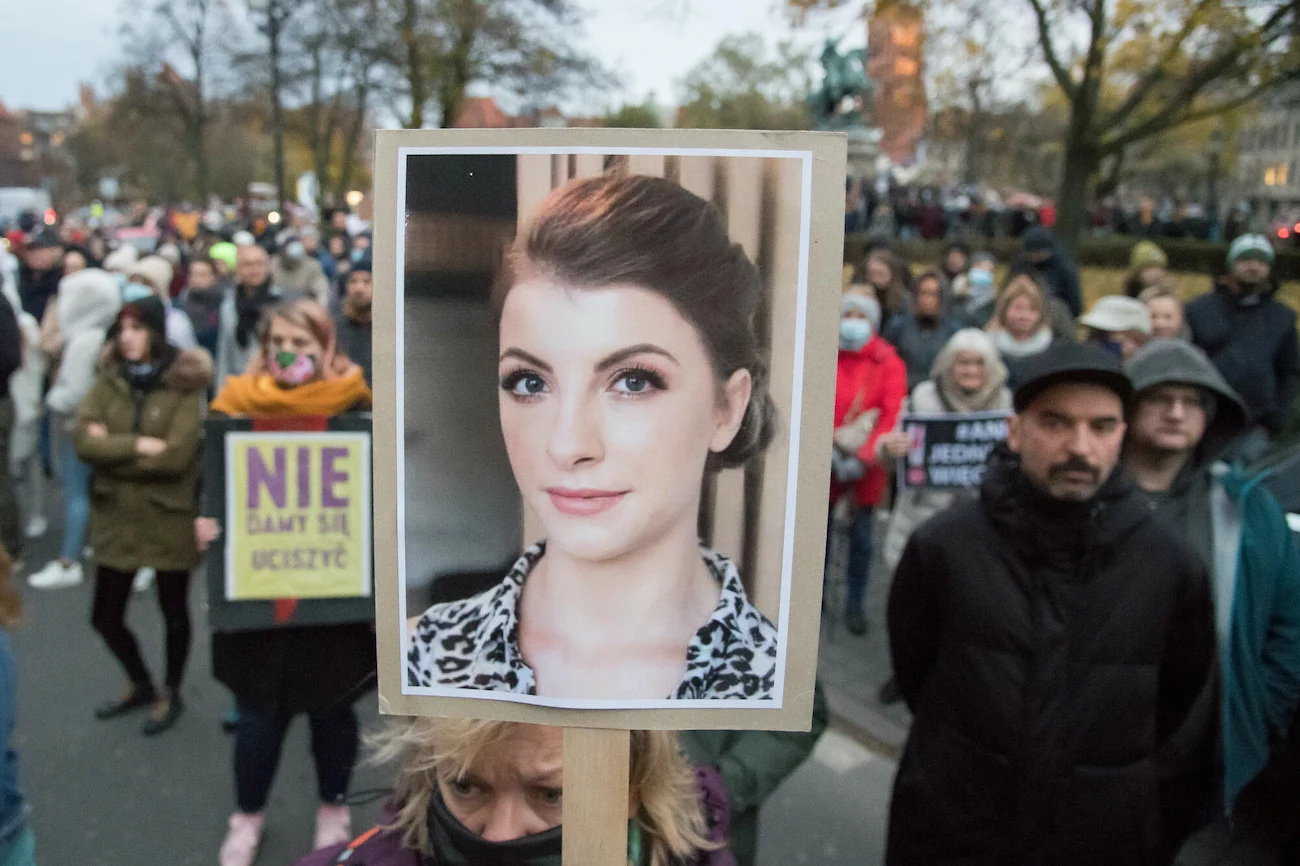 Sondaż "Wprost" ws. aborcji. Polacy chcą, by kobiety odzyskały prawo do przerwania niechcianej ciąży. Sondaż "Wprost" ws. aborcji. Polacy chcą, by kobiety odzyskały prawo do przerwania niechcianej ciąży.