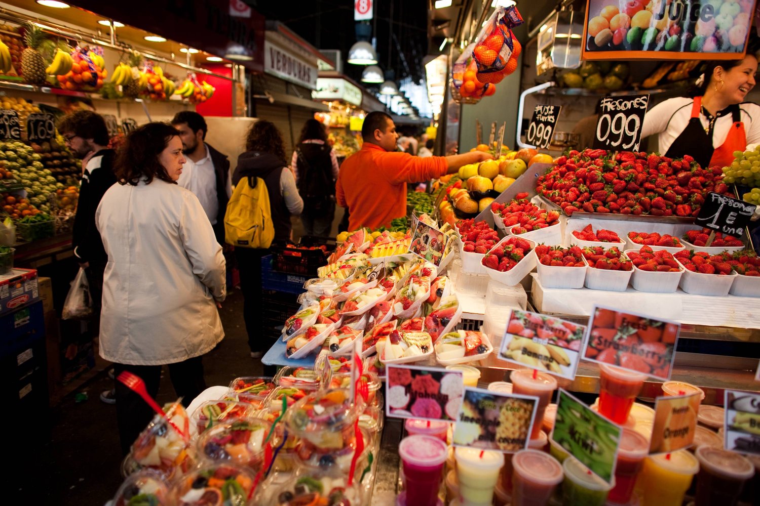 Owoce na targu La Boqueria w Barcelonie