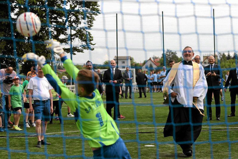 Księdzu nie podobało się, że dzieci grały w piłkę podczas jego uroczystości religijnych. Poskarżył się na mszy, a potem wójt zwolnił trenera.