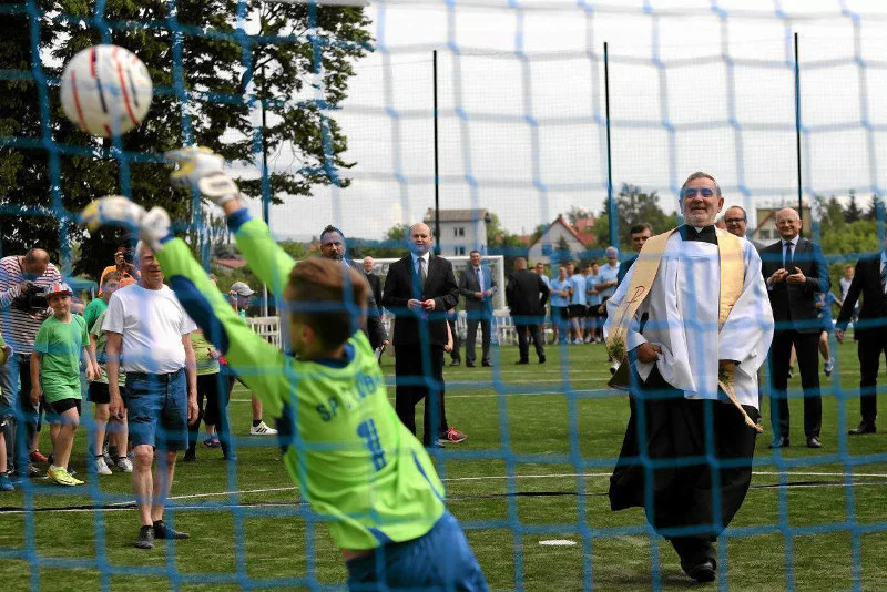 Księdzu nie podobało się, że dzieci grały w piłkę podczas jego uroczystości religijnych. Poskarżył się na mszy, a potem wójt zwolnił trenera.