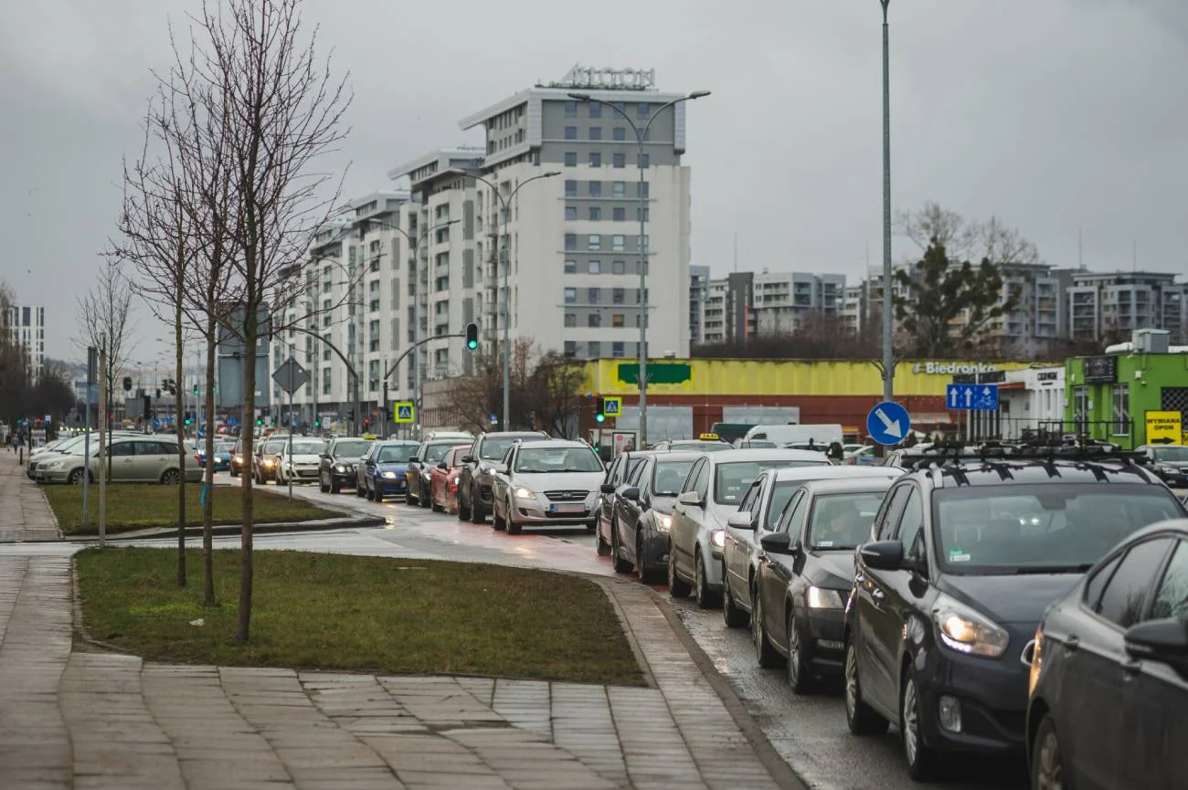 Kolejki na testy COVID-19 przy szpitalu na Zaspie w Gdańsku.