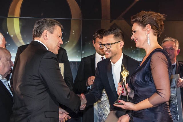 Nagrodę Produkt Roku 2015 z rąk wicepremiera Janusza Piechocińskiego odebrali Maciej Zień i Joanna Wodzyńska, właścicielka Grupy Tubądzin.