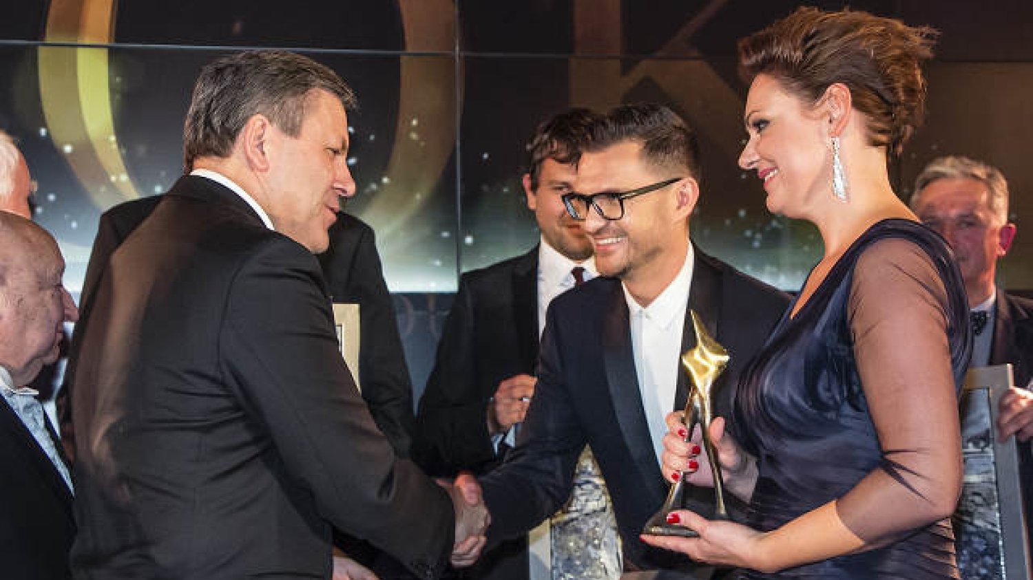 Nagrodę Produkt Roku 2015 z rąk wicepremiera Janusza Piechocińskiego odebrali Maciej Zień i Joanna Wodzyńska, właścicielka Grupy Tubądzin.