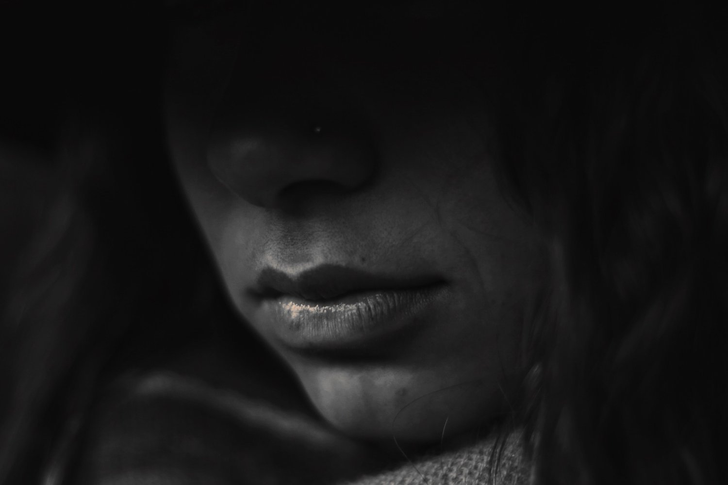 Książka "Anonimowa dziewczyna" to thriller psychologiczny, którego fabuła nadaje się na film