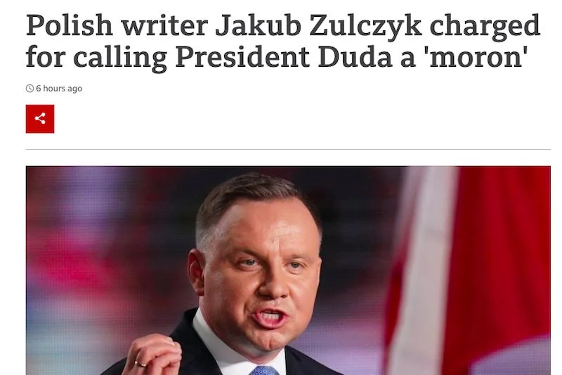 "Polski pisarz ścigany za nazwanie prezydenta Dudy 'debilem'" – informuje BBC na swojej stronie internetowej.