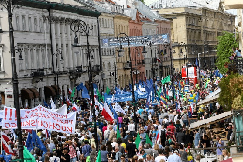 Komu wierzyć? 30 czy 240 tys. osób na manifestacji KOD?