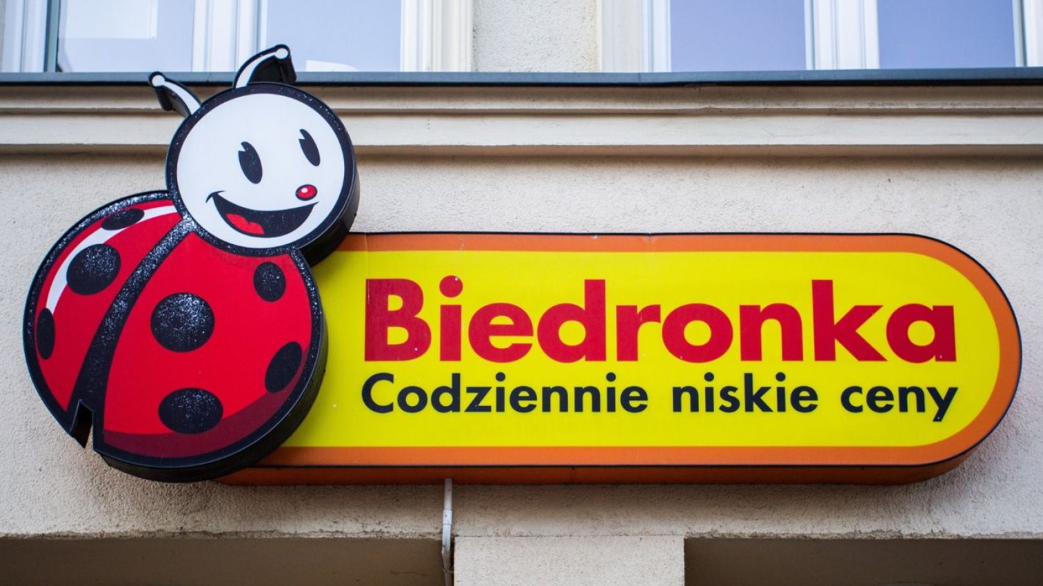 Biedronka ma dziś i jutro zmiany dla klientów. Dotyczy aż 3000 tysięcy sklepów. Biedronka wydłuża godziny otwarcia na długi weekend. Dotyczy 3000 sklepów.