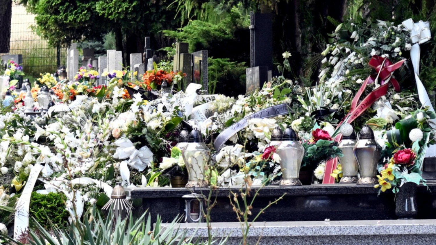 Grób syna Sylwii Peretti został zniszczony. Menadżer celebrytki zabrał głos