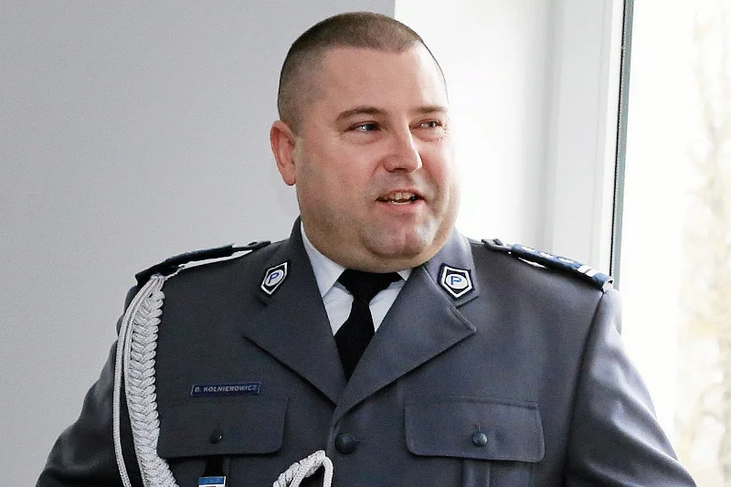 Komendant Wojewódzki Policji w Białegostoku Daniel Kołnierowicz – wystąpił w mundurze, ale apelując o słanie donosów na posłankę PO, wypowiadał się... prywatnie.
