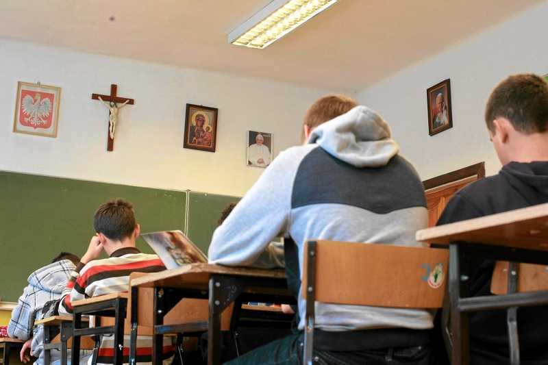 Dzisiaj religia jest przedstawiana jako alternatywa dla etyki. Zgodnie z prawem można się uczyć obu przedmiotów.