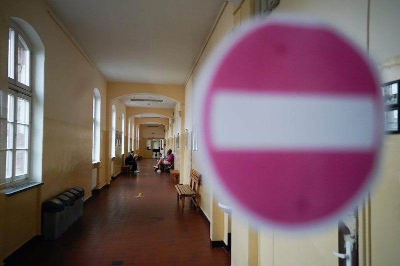 Kolejna szkoła przechodzi na zdalne nauczanie przez koronawirusa.