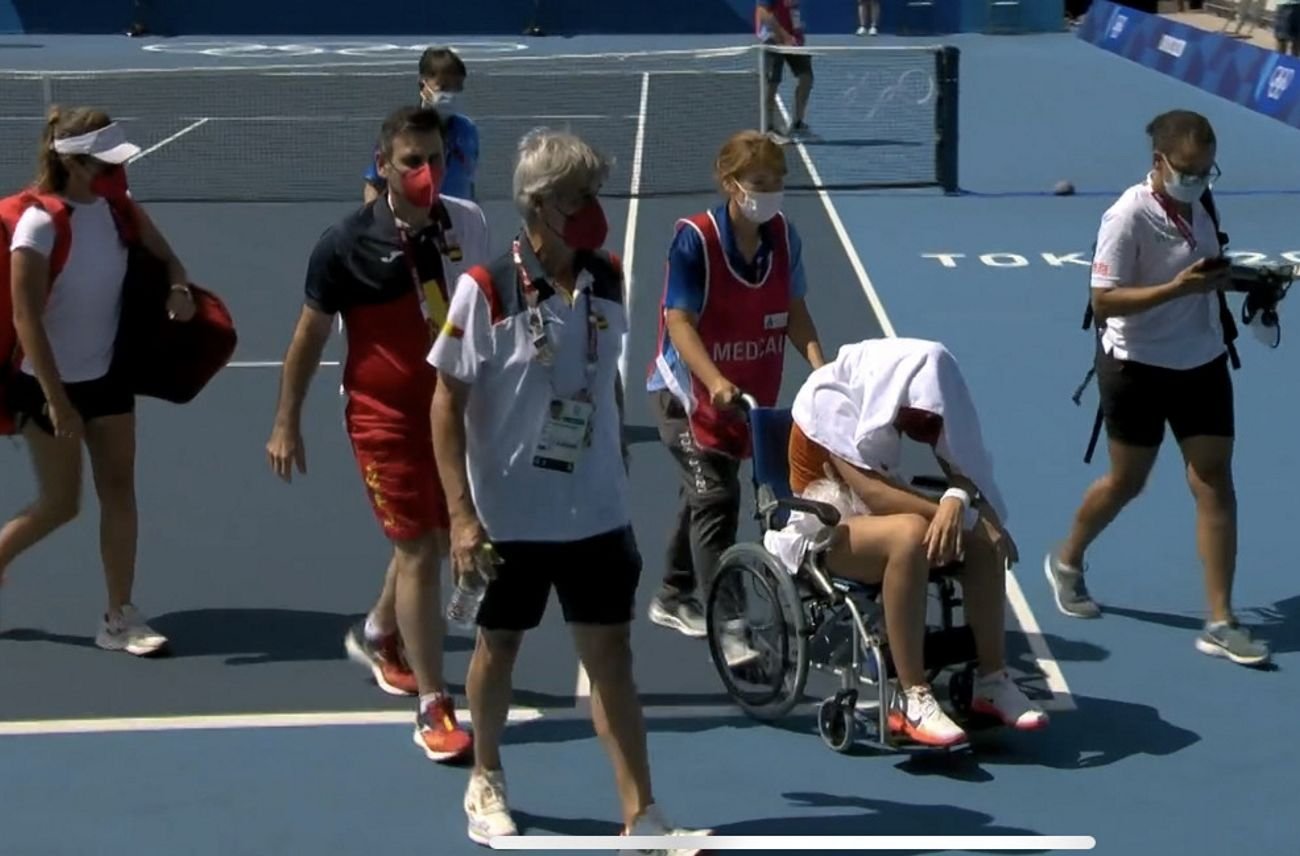 Paula Badosa opuszcza kort na wózku, upał bardzo dał się jej we znaki
