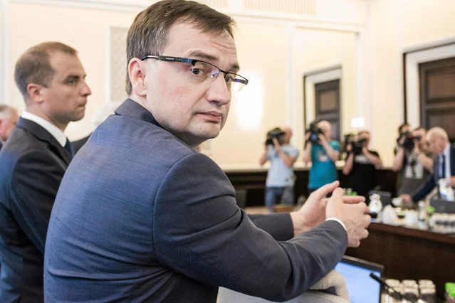 Oficjalnie resort sprawiedliwości zapewnia, że nie ma nic wspólnego z kampanią "Sprawiedliwe sądy".