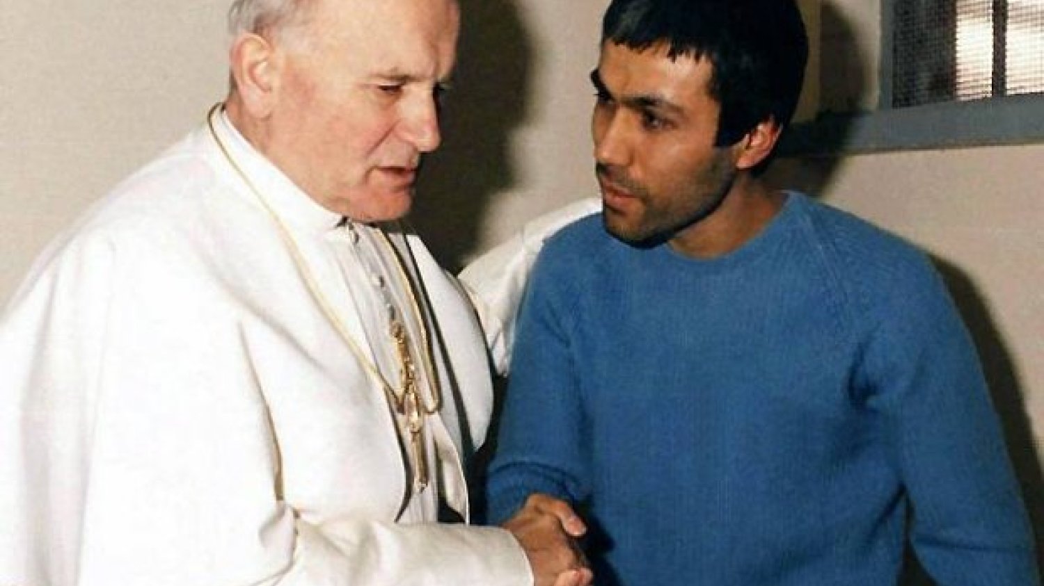 Jan Paweł II w celi z Ali Agcą