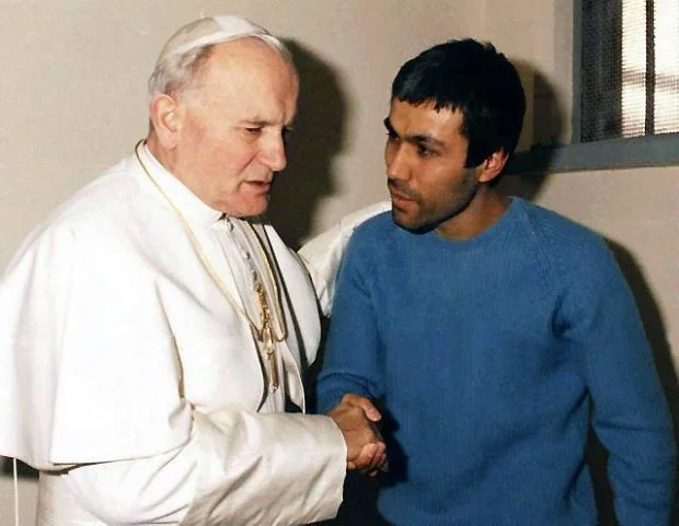 Jan Paweł II w celi z Ali Agcą