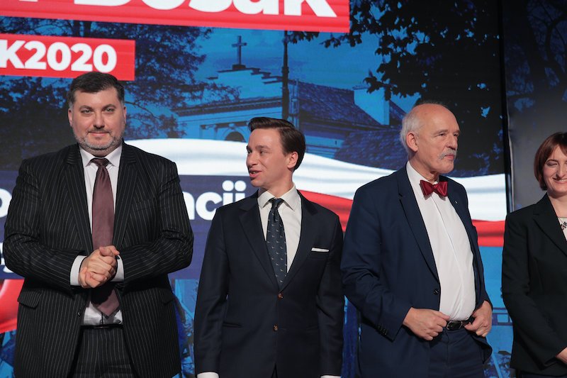 (od lewej) Posłowie Artur Dziambor, Krzysztof Bosak i Janusz Korwin–Mikke podczas styczniowych prawyborów prezydenckich Konfederacji.