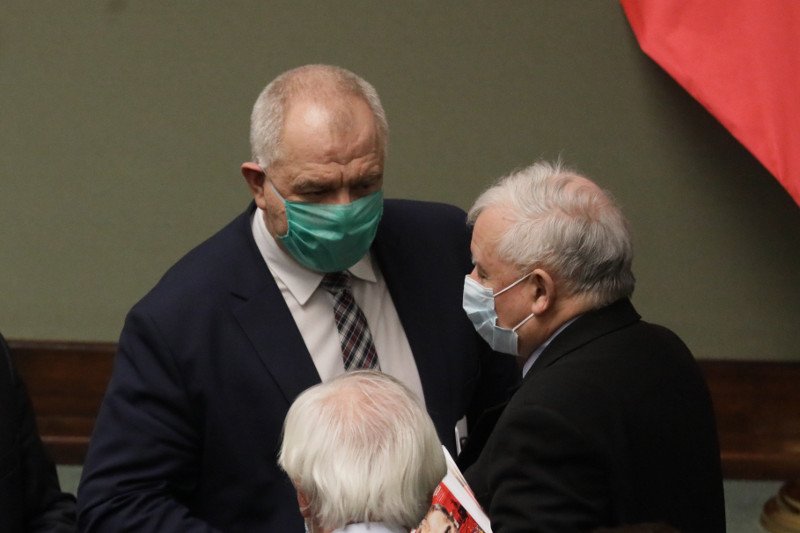 Kaczyński zagroził Sasinowi dymisją? "Wprost" ujawnia kulisy przygotowań do wyborów.