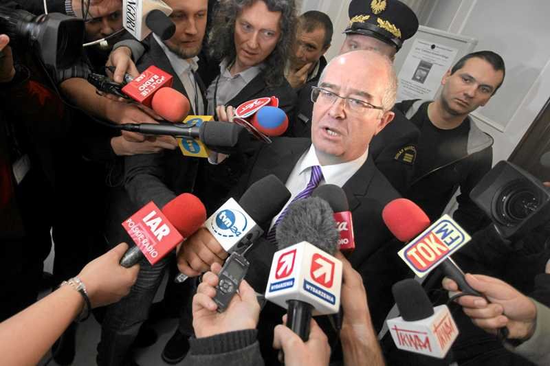 Andrzej Seremet, Prokurator Generalny, otoczony przez dziennikarzy