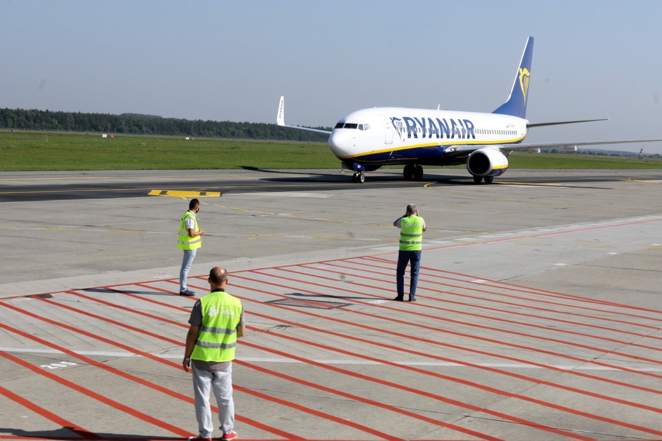 Linia lotnicza Ryanair nie pomogła swoim pasażerom w szukaniu zastępczych lotów, kiedy ich samoloty odleciały w trakcie alarmu bombowego