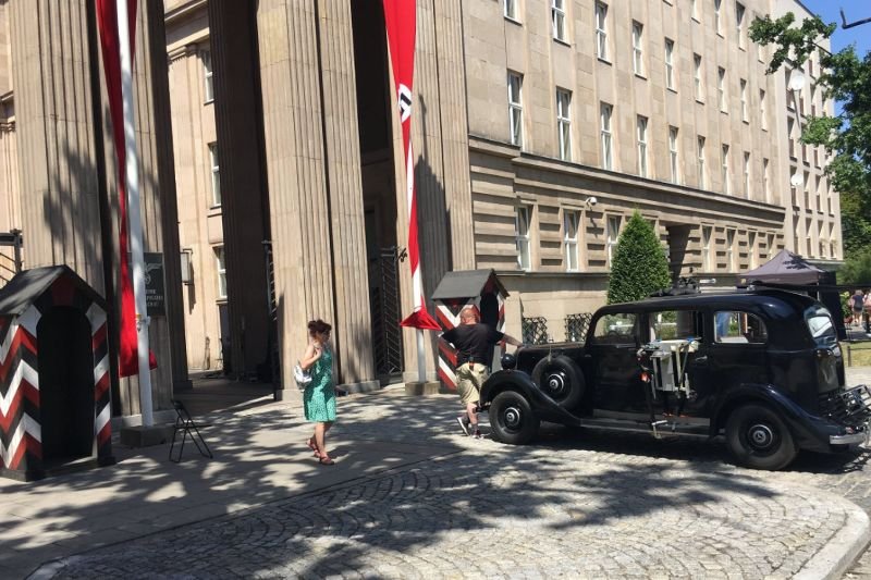 MInisterstwo Edukacji Narodowej zaliczyło wtopę na Twitterze w związku z kręconym przed jego gmachem filmem.