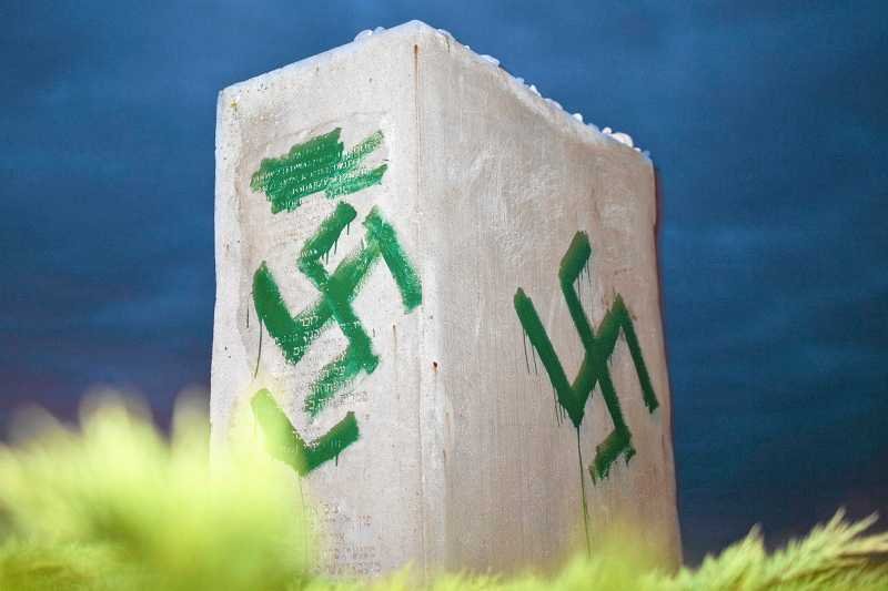 Chorzowski sąd uznał, że chodzenie po mieście w koszulce z nazistowskimi symbolami to nie przestępstwo. Na zdjęciu zdewastowany pomnik w Jedwabnem.