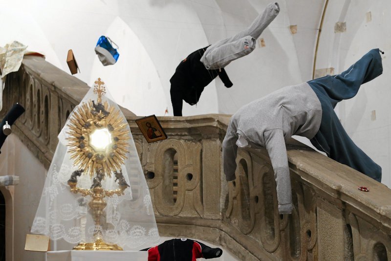 Na krakowskich pijarów spadł hejt, bo odważyli się grobem Pańskim przypomnieć o dramacie uchodźców.