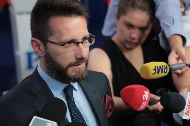 Radosław Fogiel kpi z publikacji "Wyborczej" dot. afery z Pegasusem.