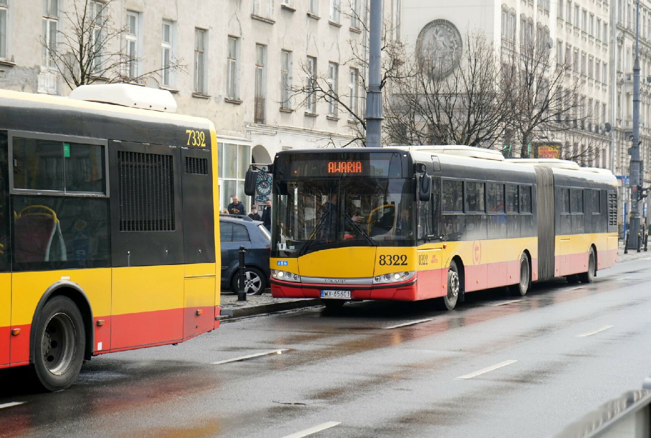 Ostrzelano autobusy w centrum Warszawy. Policja mówi, kim są sprawcy.