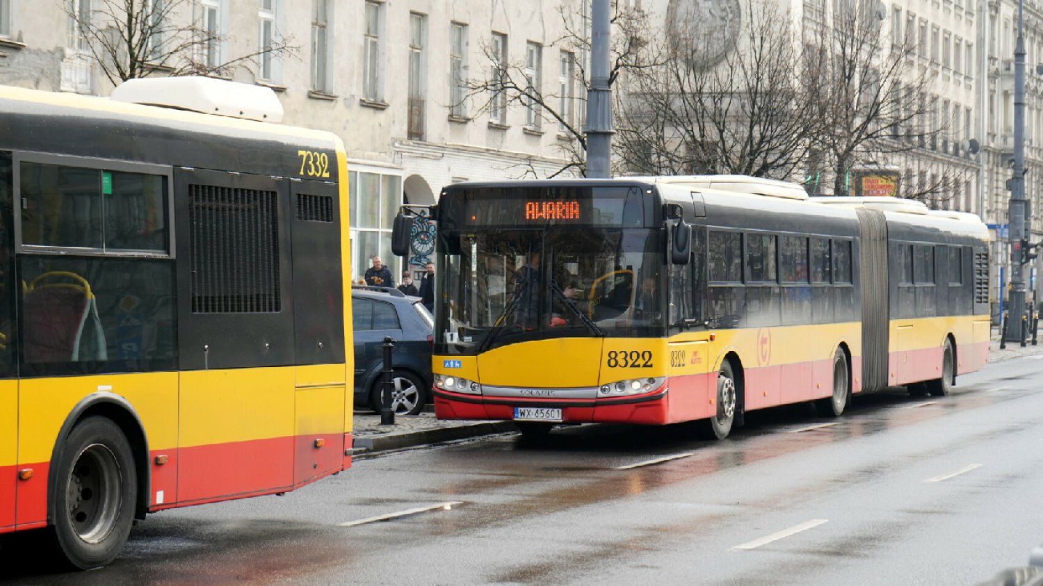 Ostrzelano autobusy w centrum Warszawy. Policja mówi, kim są sprawcy.
