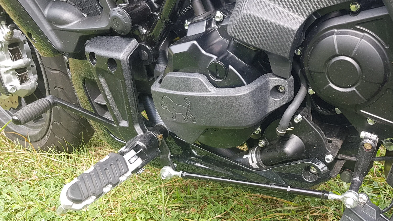 Detale robią wrażenie. Firmowego lwa Benelli można znaleźć w wielu miejscach motocykla.
