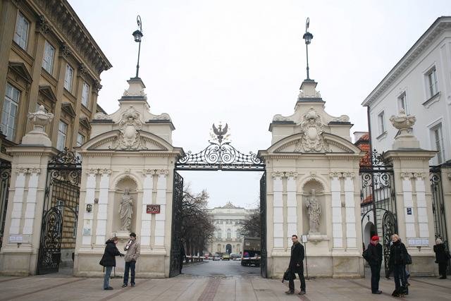 Wejście na kampus Uniwersytetu Warszawskiego